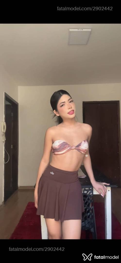 Acompanhante mulher trans com cabelo castanho de olhos castanhos - Victoria