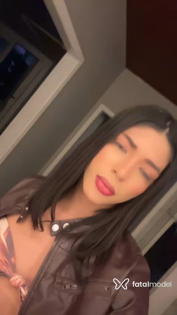 Acompanhante mulher trans com cabelo castanho de olhos castanhos - Victoria