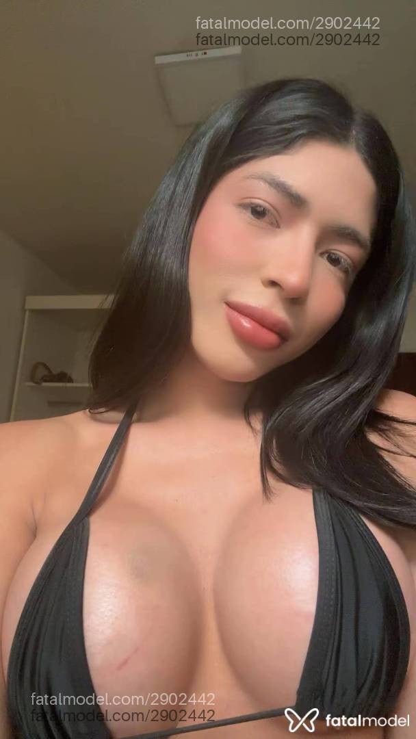 Acompanhante mulher trans com cabelo castanho de olhos castanhos - Victoria