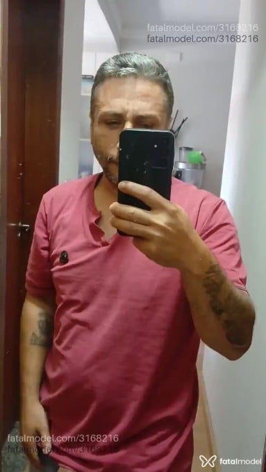 Acompanhante homem com cabelo grisalho de olhos verdes em Maringá - Olhosverdes