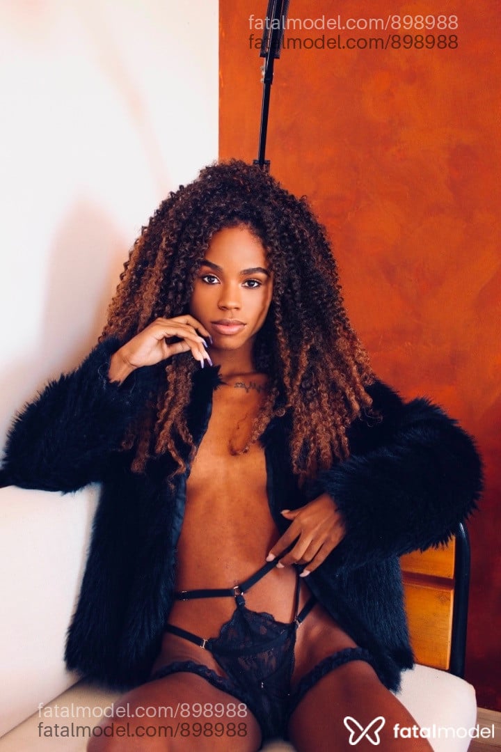 Acompanhante mulher com cabelo castanho de olhos castanhos em Criciúma - Giovanna Ricci