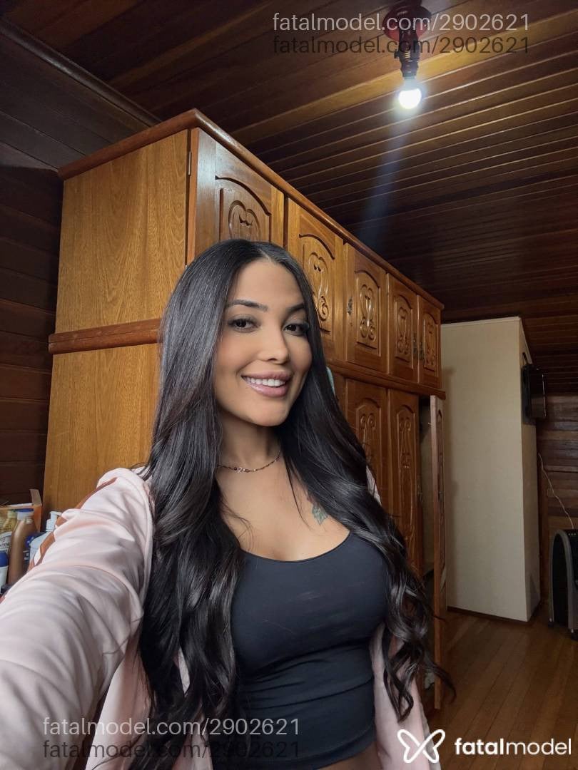 Acompanhante mulher com cabelo castanho de olhos castanhos - Isadora Alencar