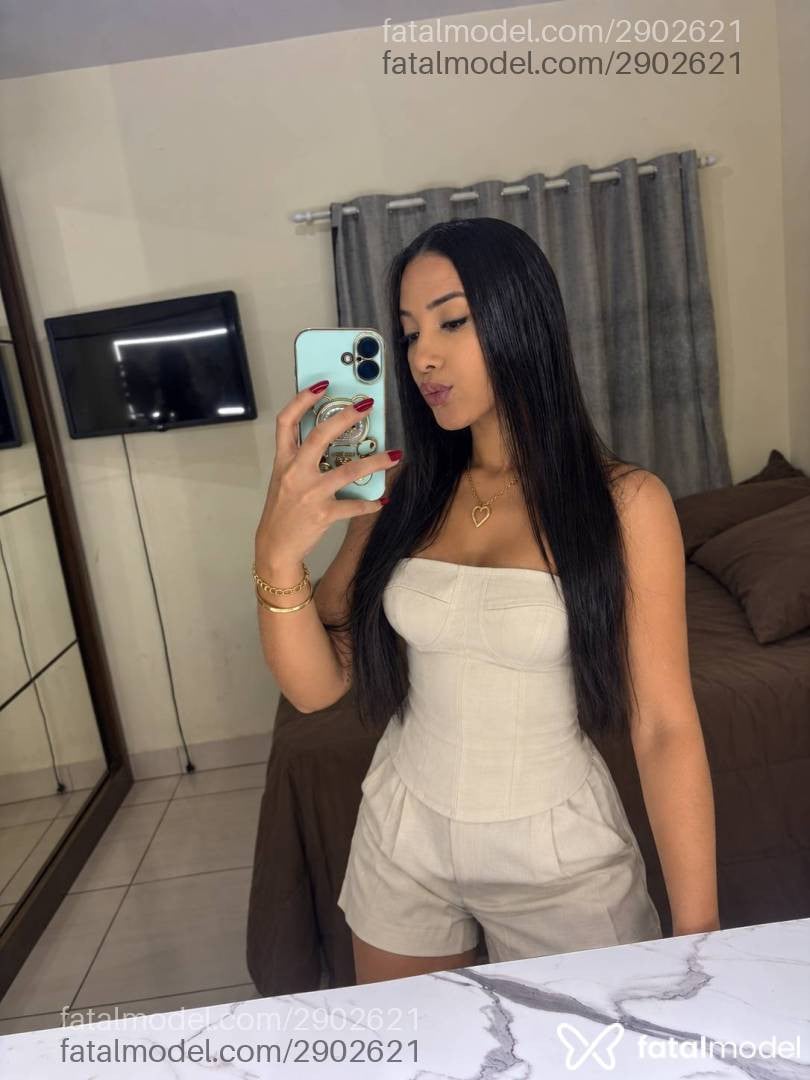 Acompanhante mulher com cabelo castanho de olhos castanhos - Isadora Alencar