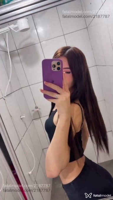 Acompanhante mulher trans com cabelo colorido de olhos castanhos em Londrina - Mirela