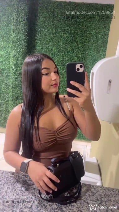 Acompanhante mulher morena (o) de olhos pretos - Larissa