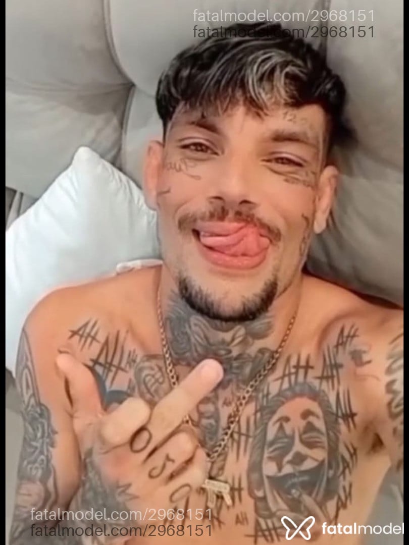Acompanhante homem loira (o) de olhos verdes - Monster