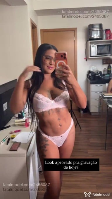 Acompanhante mulher com cabelo castanho de olhos castanhos em Brasília Acompanhante mulher com cabelo castanho de olhos castanhos em Brasília - Safira Satto