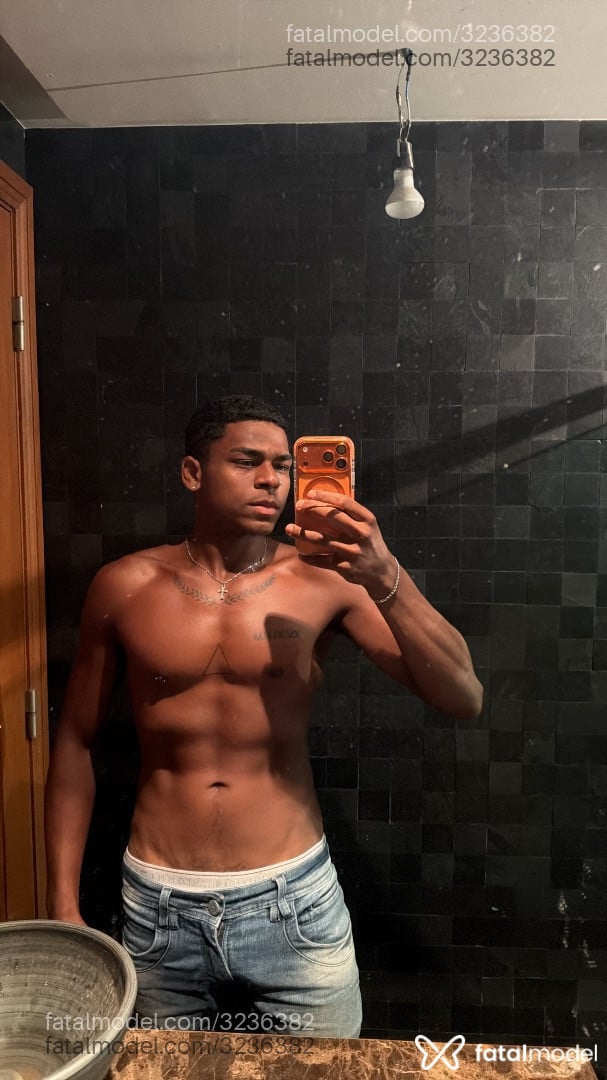 Acompanhante homem morena (o) de olhos castanhos em Rio de Janeiro - Carlos