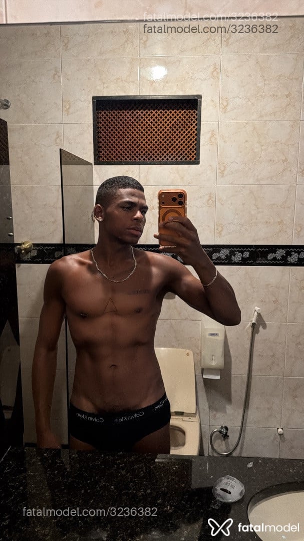 Acompanhante homem morena (o) de olhos castanhos em Rio de Janeiro - Carlos