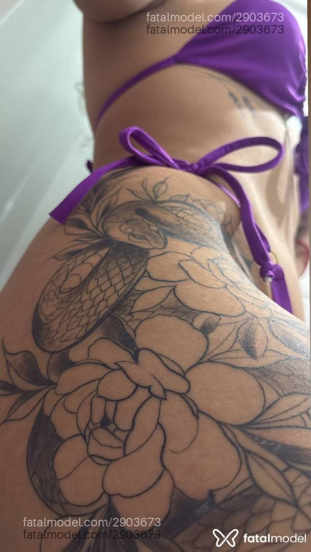 Acompanhante mulher trans com cabelo castanho de olhos castanhos - Jasmine França