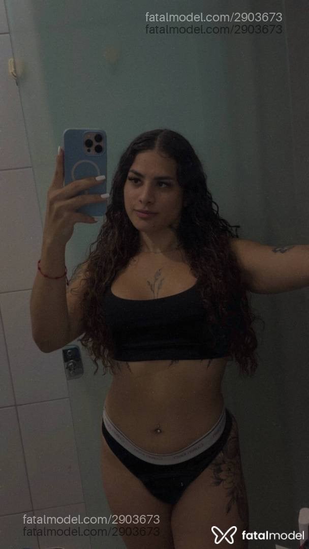 Acompanhante mulher trans com cabelo castanho de olhos castanhos - Jasmine França