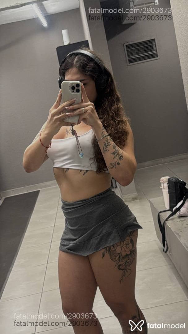 Acompanhante mulher trans com cabelo castanho de olhos castanhos - Jasmine França