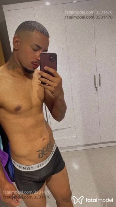 Acompanhante homem morena (o) de olhos castanhos em Bombinhas - Leonardo