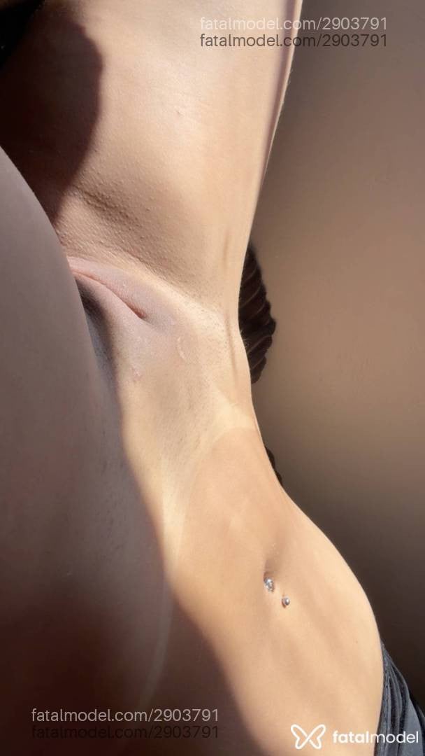 Acompanhante mulher loira (o) de olhos castanhos - Perola