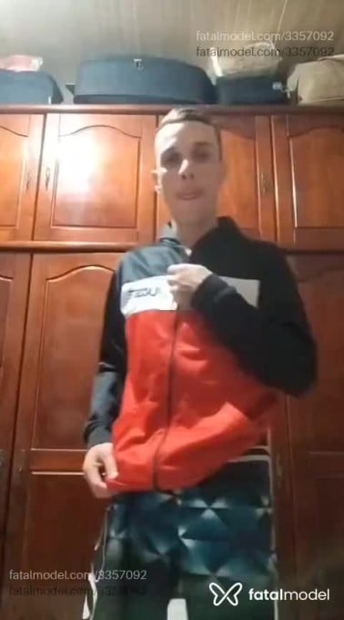 Acompanhante homem com cabelo castanho de olhos verdes - Yuri Martins Acompanhante homem com cabelo castanho de olhos verdes - Yuri Martins