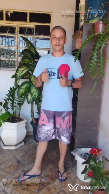 Acompanhante homem com cabelo castanho de olhos verdes - Yuri Martins Acompanhante homem com cabelo castanho de olhos verdes - Yuri Martins
