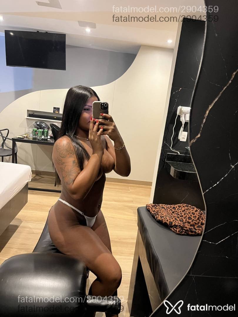 Acompanhante mulher com cabelo castanho de olhos pretos - Dominique