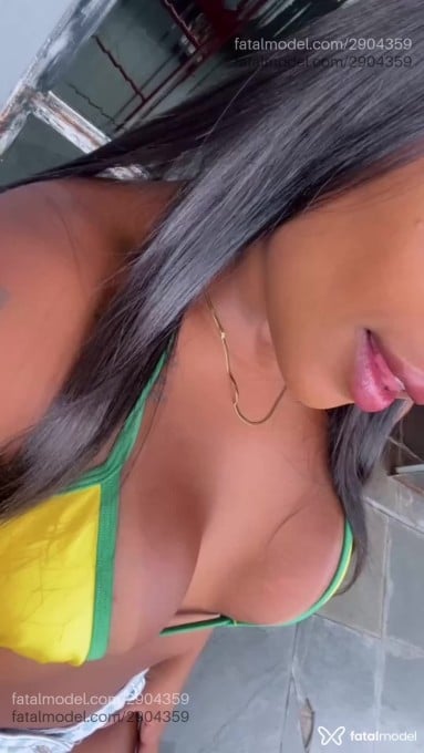 Acompanhante mulher com cabelo castanho de olhos pretos - Dominique