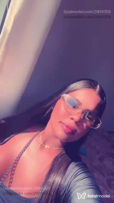 Acompanhante mulher com cabelo castanho de olhos pretos em Santo Antônio de Pádua - Dominique