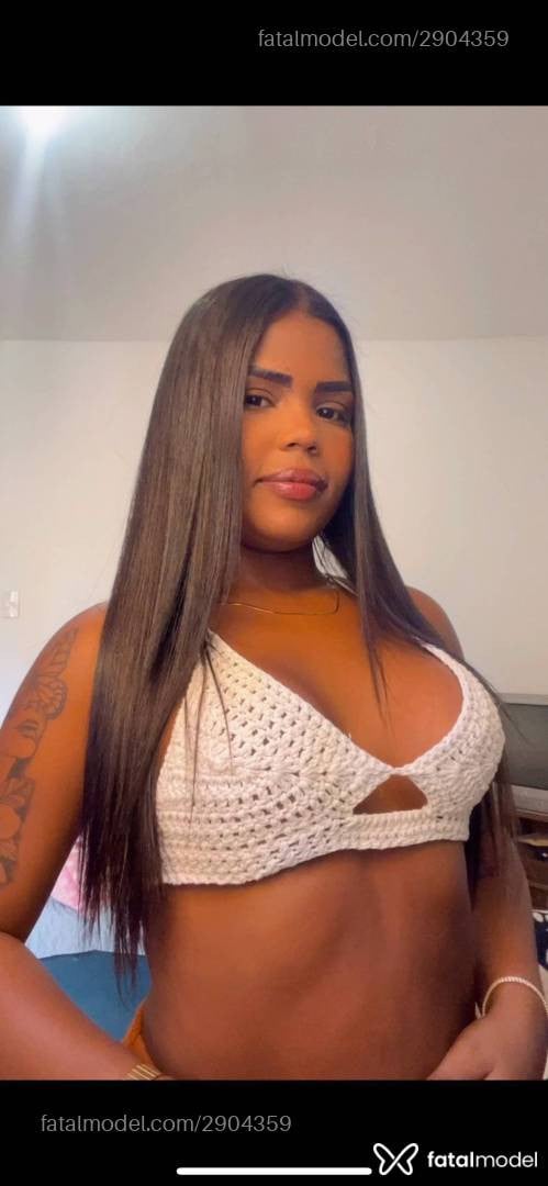 Acompanhante mulher com cabelo castanho de olhos pretos em Santo Antônio de Pádua - Dominique