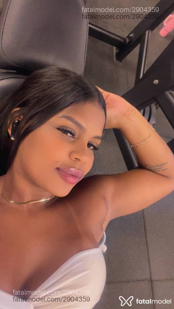 Acompanhante mulher com cabelo castanho de olhos pretos - Dominique