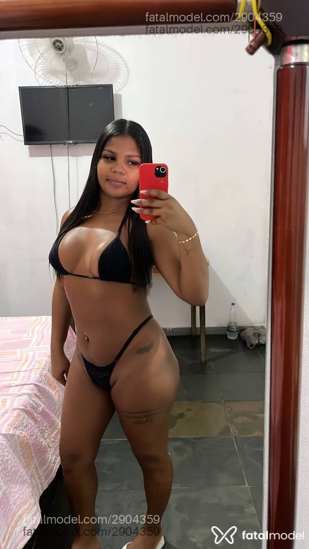 Acompanhante mulher com cabelo castanho de olhos pretos em Santo Antônio de Pádua - Dominique