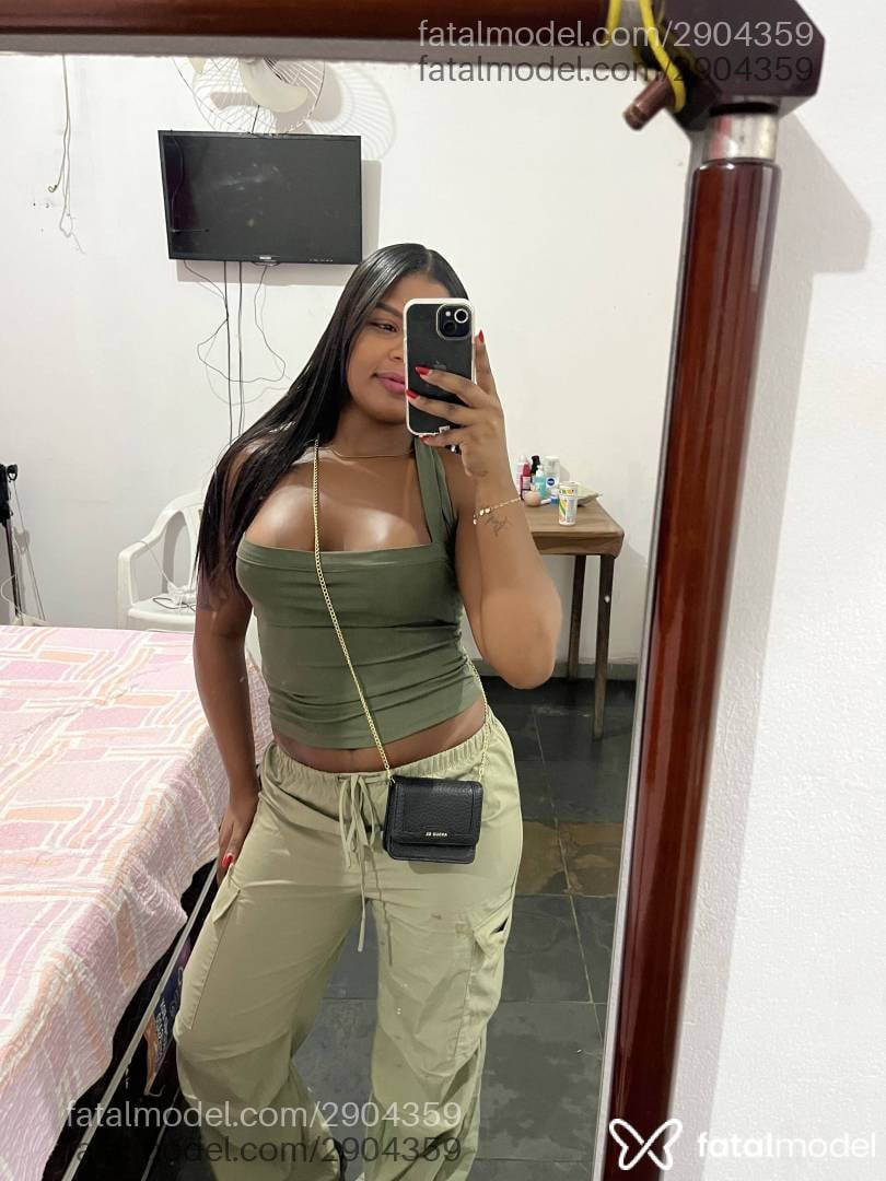 Acompanhante mulher com cabelo castanho de olhos pretos - Dominique