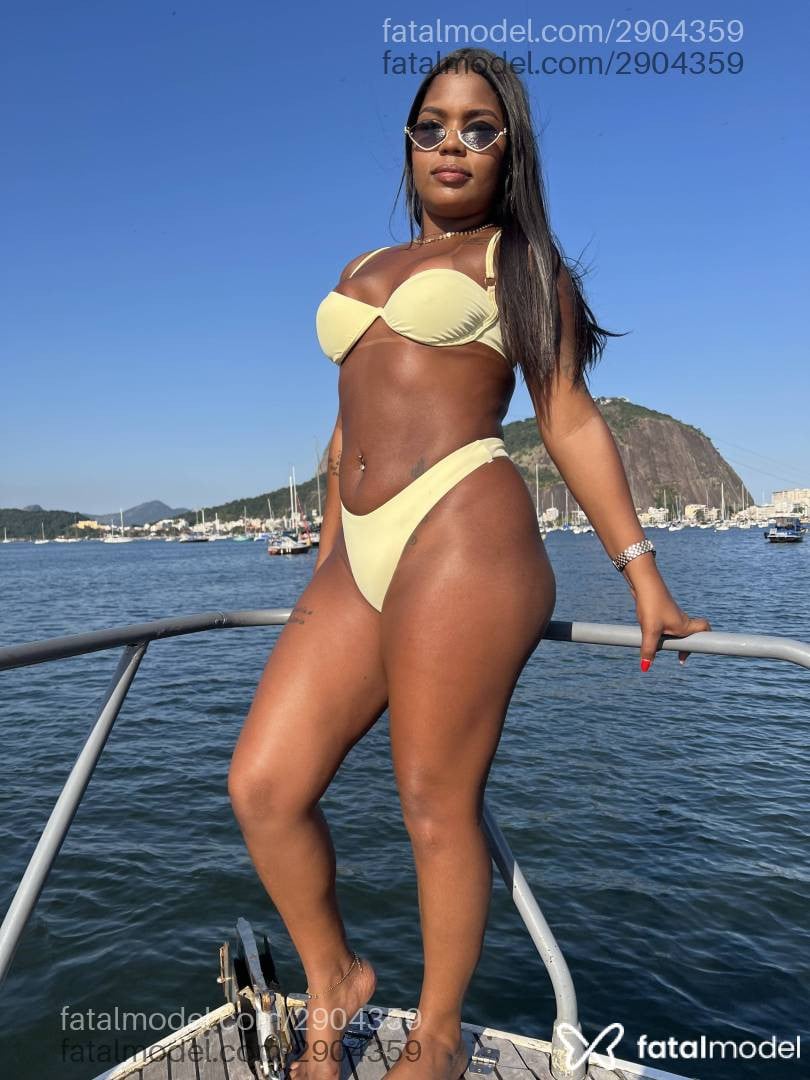 Acompanhante mulher com cabelo castanho de olhos pretos - Dominique