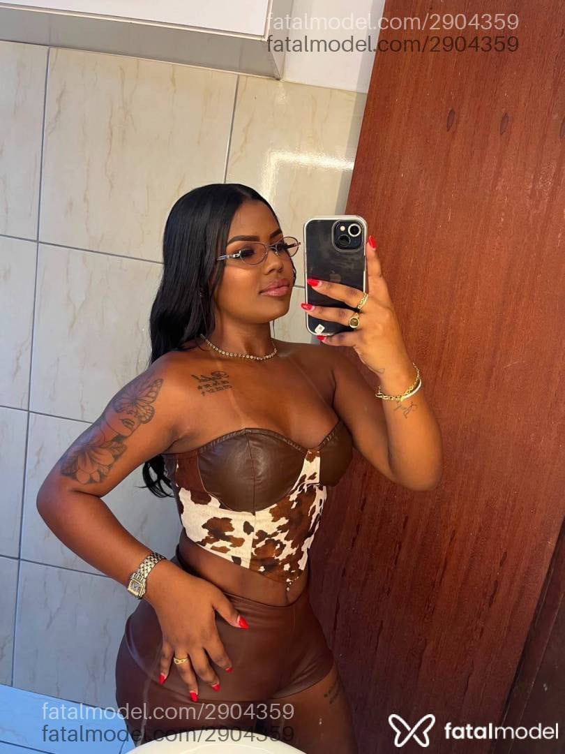 Acompanhante mulher com cabelo castanho de olhos pretos - Dominique