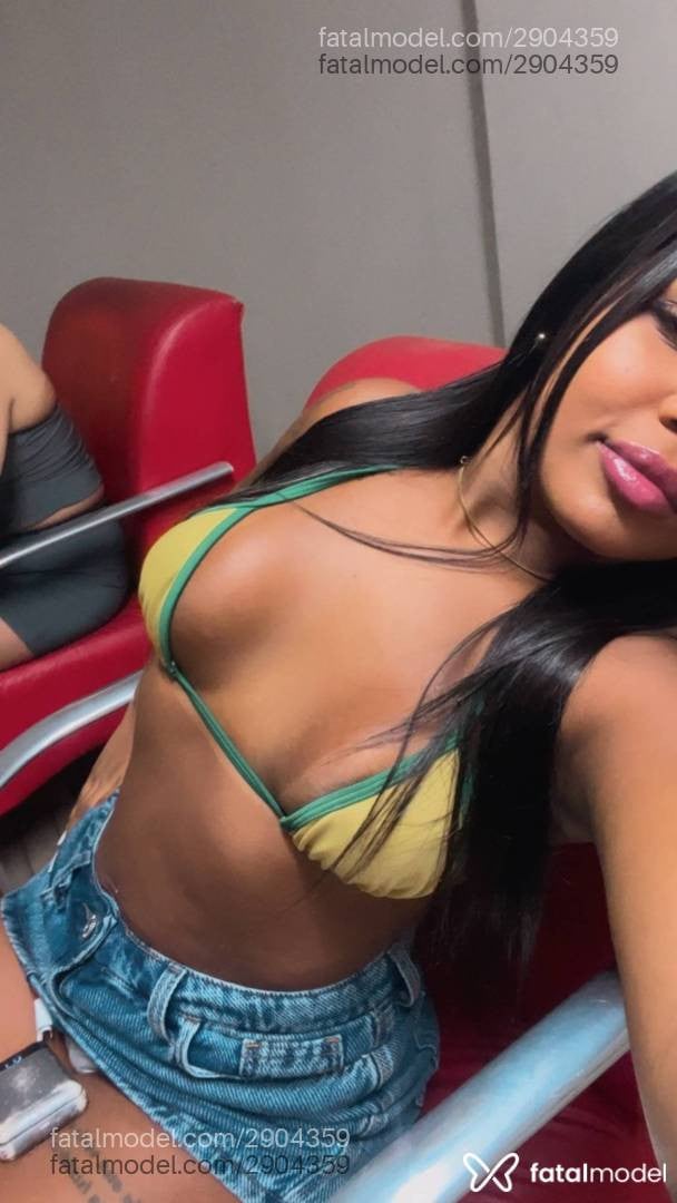 Acompanhante mulher com cabelo castanho de olhos pretos - Dominique