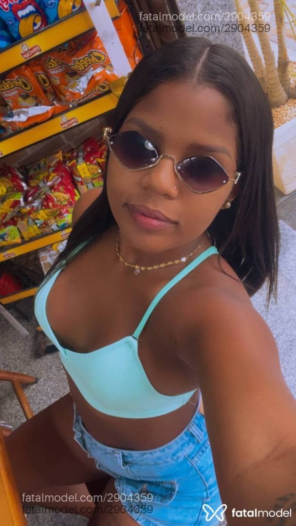 Acompanhante mulher com cabelo castanho de olhos pretos em Santo Antônio de Pádua - Dominique