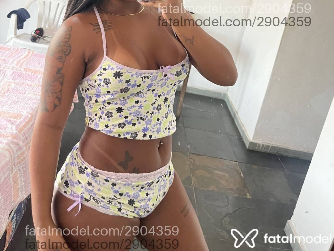 Acompanhante mulher com cabelo castanho de olhos pretos - Dominique