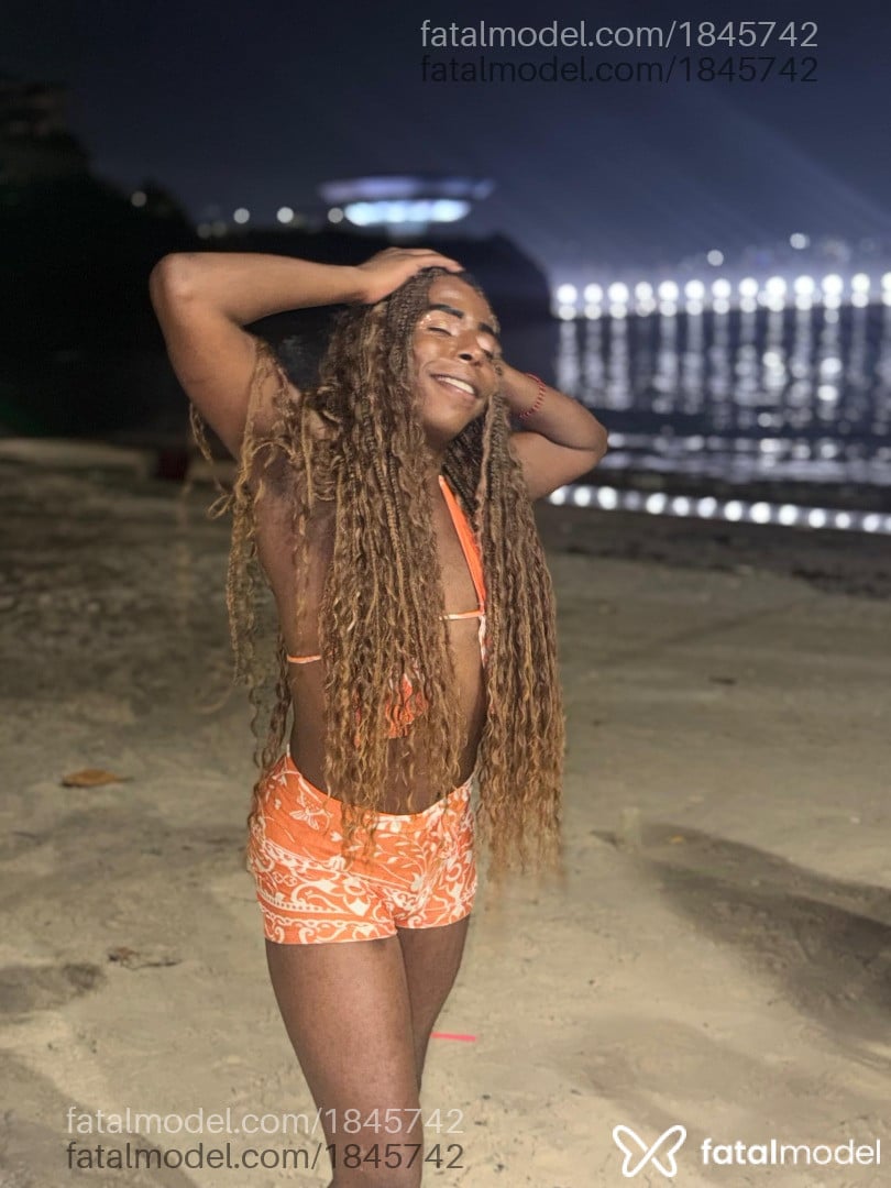 Acompanhante mulher trans loira (o) de olhos castanhos - Manuella