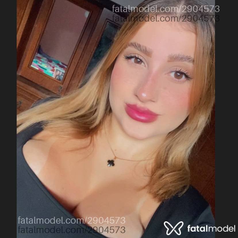 Acompanhante mulher loira (o) de olhos castanhos - Helena Martins