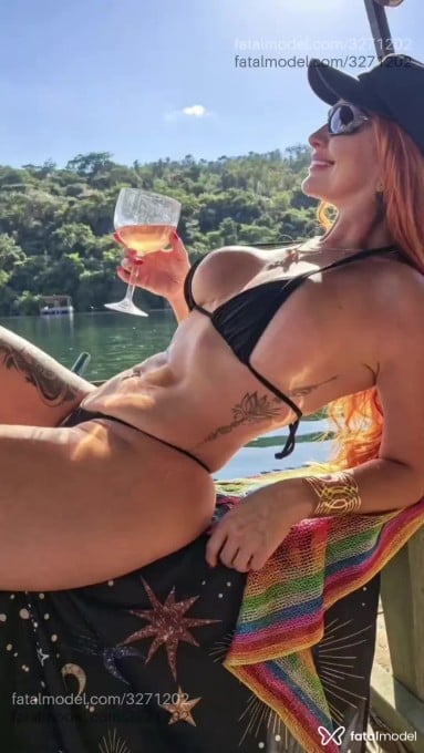 Acompanhante mulher ruiva (o) de olhos verdes em Uberlândia - Nami Swan