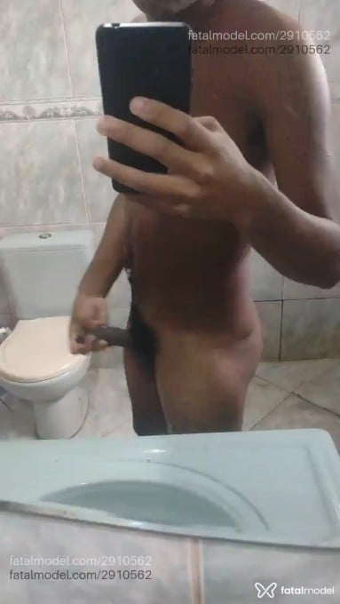 Acompanhante homem com cabelo grisalho de olhos pretos em Virtual - Douglas