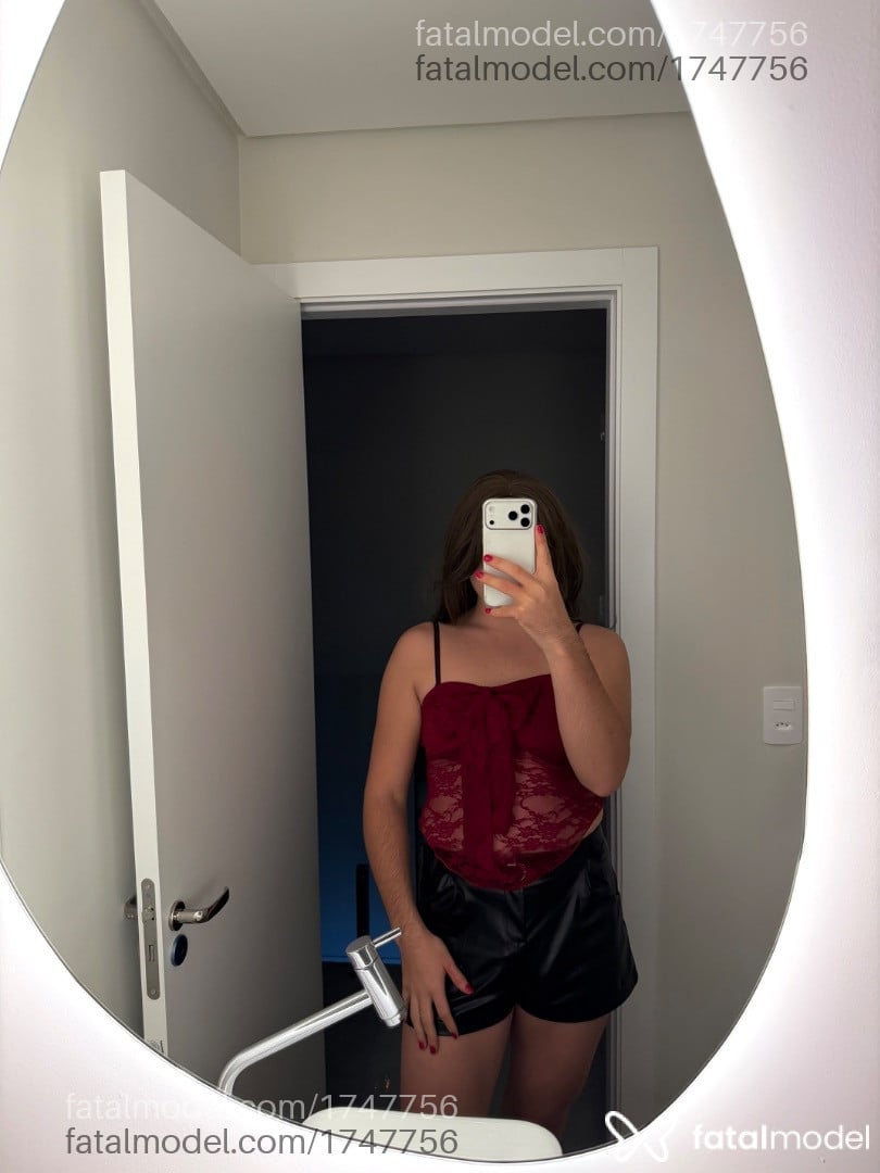 Acompanhante mulher trans com cabelo castanho de olhos verdes em Blumenau - Novinhasubmissa