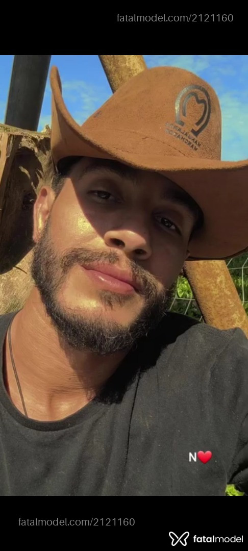 Acompanhante homem com cabelo castanho de olhos castanhos - Teteux