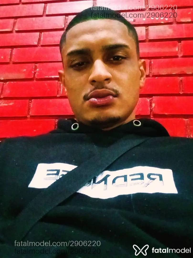 Acompanhante homem com cabelo castanho de olhos castanhos - Danter Torres
