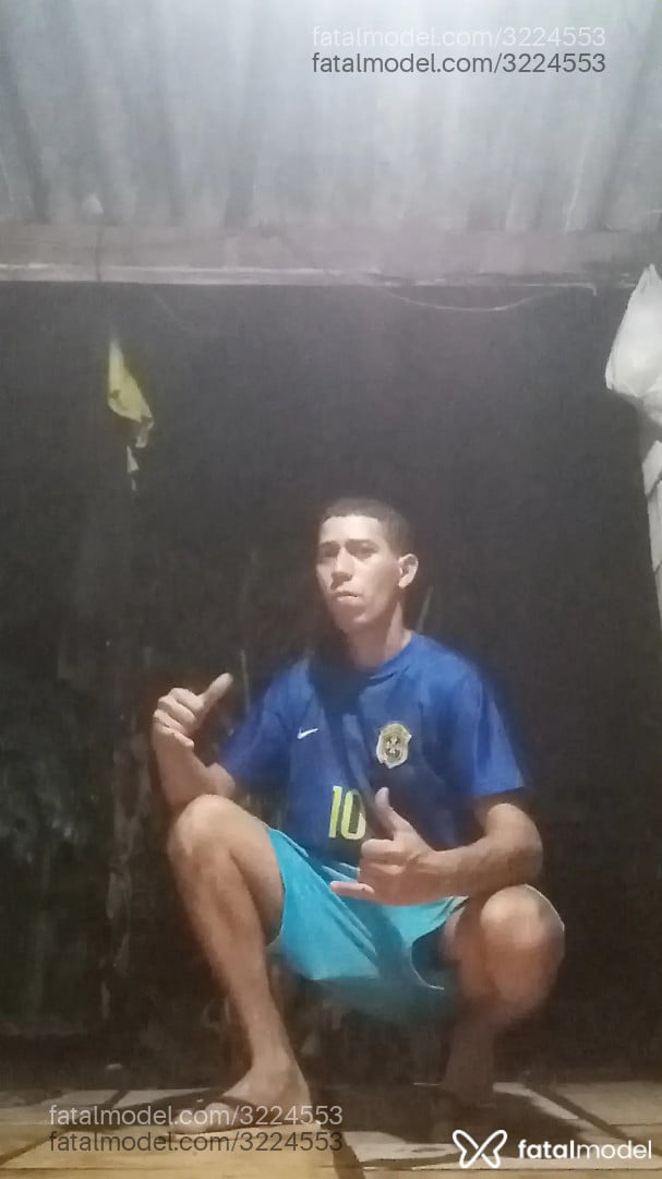 Acompanhante homem com cabelo castanho de olhos castanhos - Carlos Adeus Acompanhante homem com cabelo castanho de olhos castanhos - Carlos Adeus