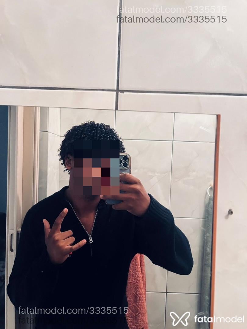 Acompanhante homem com cabelo castanho de olhos castanhos em Campinas - Cacheado