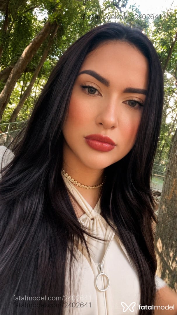 Acompanhante mulher com cabelo castanho de olhos castanhos em Maringá - Bellatrix Lux