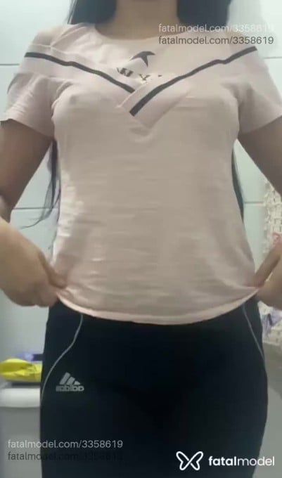 Acompanhante mulher morena (o) de olhos pretos - Gótica