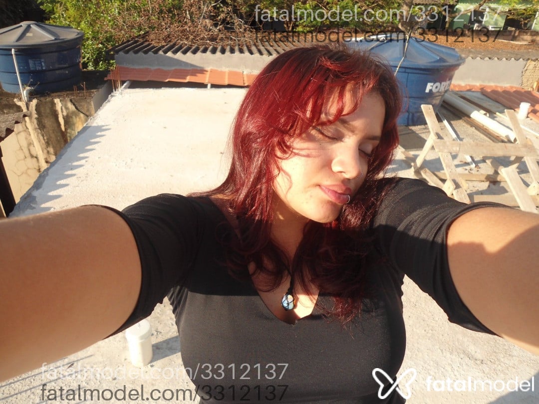 Acompanhante mulher com cabelo colorido de olhos castanhos em Virtual - Luazinha