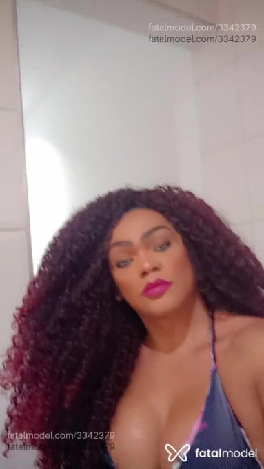 Acompanhante mulher trans com cabelo colorido de olhos castanhos - Bloody