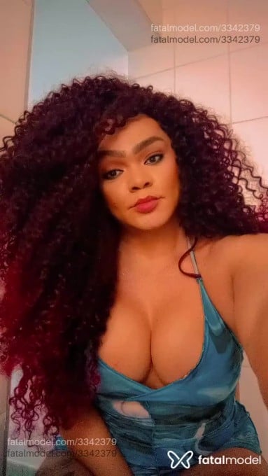 Acompanhante mulher trans com cabelo colorido de olhos castanhos - Bloody