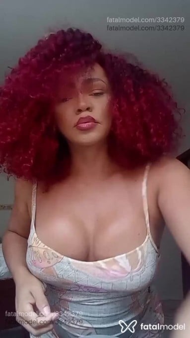 Acompanhante mulher trans com cabelo colorido de olhos castanhos - Bloody