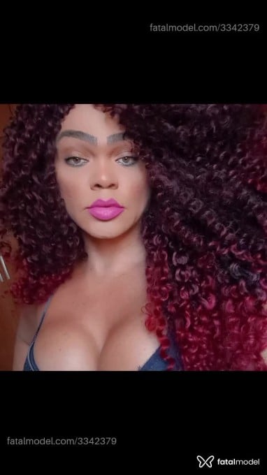 Acompanhante mulher trans com cabelo colorido de olhos castanhos - Bloody