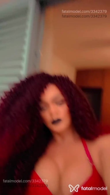 Acompanhante mulher trans com cabelo colorido de olhos castanhos - Bloody