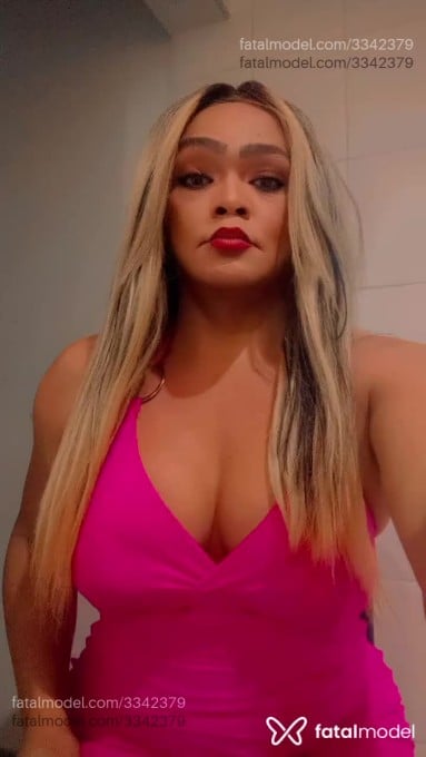 Acompanhante mulher trans com cabelo colorido de olhos castanhos - Bloody